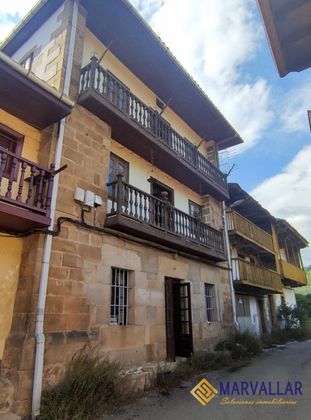 Foto 1 de Casa en venda a Luena de 5 habitacions amb balcó