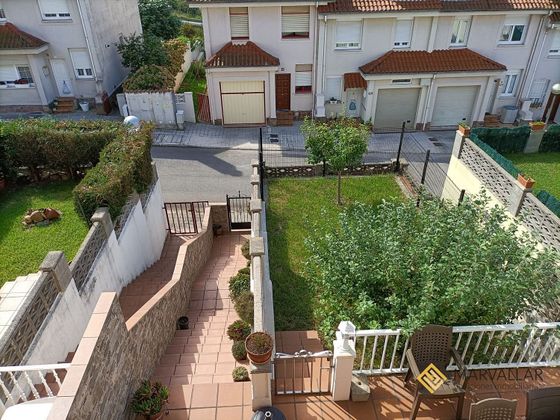 Foto 2 de Casa adossada en venda a Renedo de 4 habitacions amb terrassa i jardí