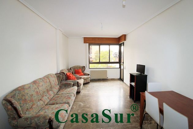 Foto 1 de Pis en venda a Huerta del Rey de 4 habitacions amb terrassa i garatge