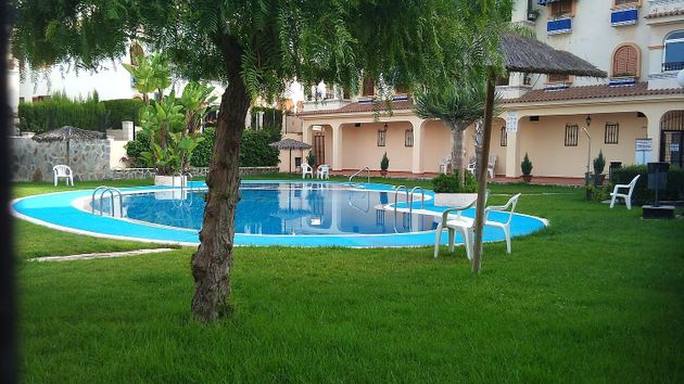 Foto 1 de Casa adosada en alquiler en Playa de los Locos de 2 habitaciones con terraza y piscina