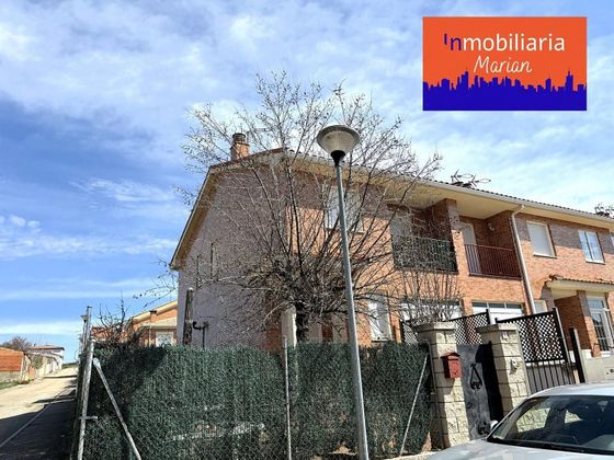 Foto 1 de Casa adossada en venda a Castrillo de la Vega de 3 habitacions amb garatge i jardí