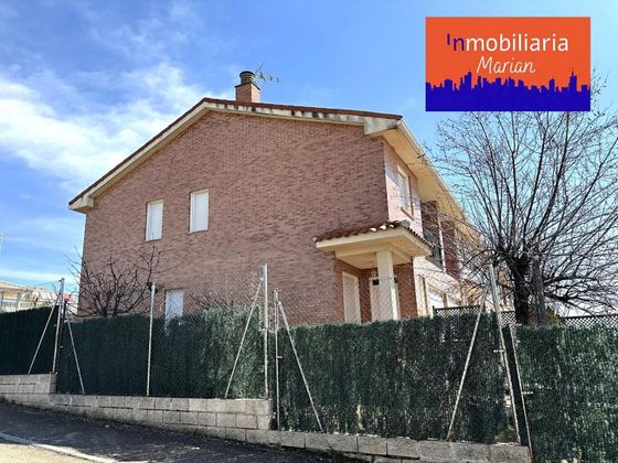 Foto 2 de Casa adossada en venda a Castrillo de la Vega de 3 habitacions amb garatge i jardí