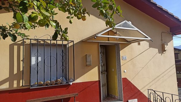 Foto 1 de Venta de casa en Santa Marina - Polígono de 3 habitaciones con terraza y garaje