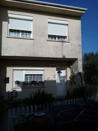 Foto 2 de Casa en venta en calle Xulio Sesto de 4 habitaciones con jardín y calefacción