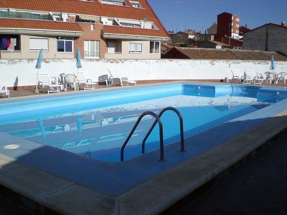 Foto 2 de Casa adossada en venda a calle Pravia de 4 habitacions amb terrassa i piscina