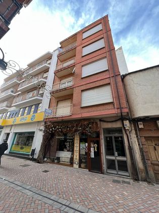 Foto 2 de Pis en venda a calle Los Herreros de 4 habitacions amb terrassa i balcó