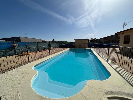 Foto 2 de Chalet en venta en calle Apeadero de 4 habitaciones con terraza y piscina