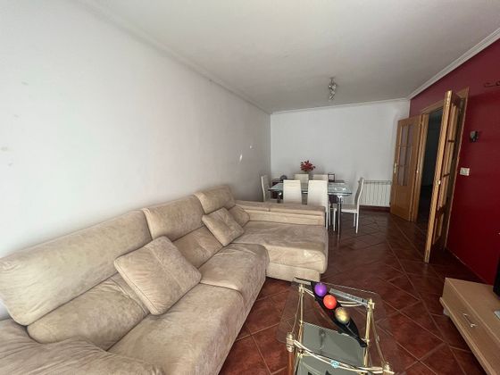 Foto 1 de Casa adossada en lloguer a calle Almendralejo de 4 habitacions amb garatge i mobles