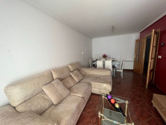 Foto 2 de Casa adossada en lloguer a calle Almendralejo de 4 habitacions amb garatge i mobles