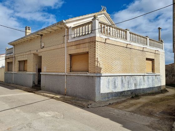 Foto 1 de Venta de chalet en calle Sariñena de 1 habitación con terraza y piscina
