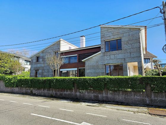 Foto 1 de Chalet en venta en Coruxo - Oia - Saiáns de 8 habitaciones con terraza y piscina