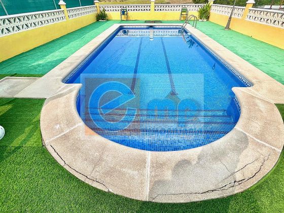 Foto 2 de Xalet en venda a Palomeque de 4 habitacions amb piscina i jardí