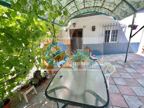 Foto 2 de Venta de chalet en Palomeque de 3 habitaciones con piscina y jardín