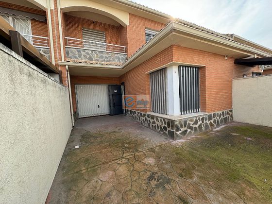 Foto 1 de Casa adossada en venda a Yuncos de 3 habitacions amb terrassa i garatge