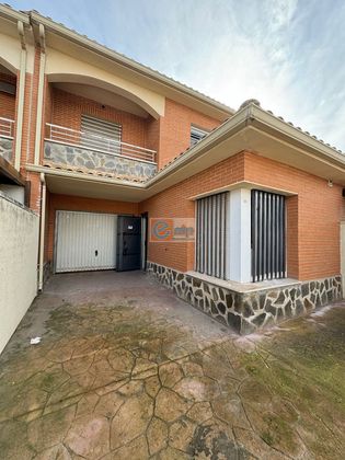Foto 2 de Casa adossada en venda a Yuncos de 3 habitacions amb terrassa i garatge
