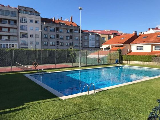 Foto 1 de Casa adossada en venda a Bouzas - Coia de 4 habitacions amb terrassa i piscina