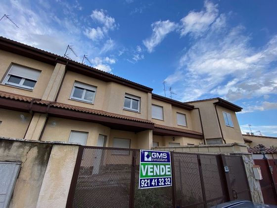 Foto 1 de Casa adossada en venda a Hontanares de Eresma de 4 habitacions amb terrassa i jardí