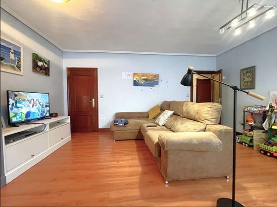 Foto 2 de Venta de piso en Zona Lamiako - Pinueta de 2 habitaciones con terraza y calefacción
