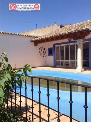 Foto 1 de Venta de chalet en Alcázar de San Juan de 5 habitaciones con terraza y piscina