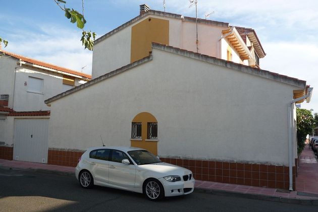 Foto 2 de Casa adossada en venda a Torrijos de 5 habitacions amb aire acondicionat i calefacció