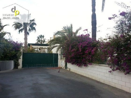 Foto 1 de Casa en venda a Los Arenales del Sol de 3 habitacions amb jardí