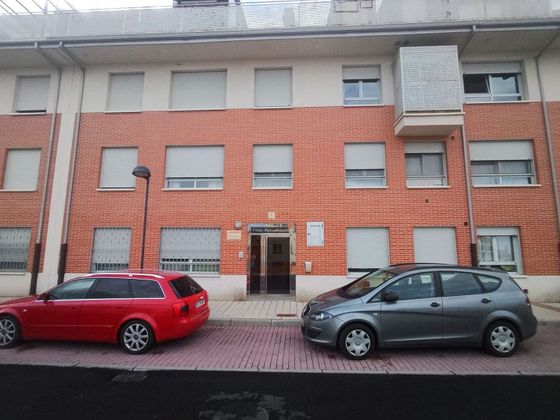 Foto 2 de Piso en venta en calle Fuensaldaña de 3 habitaciones con piscina y garaje