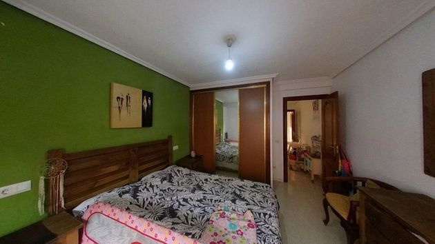Foto 2 de Piso en venta en calle De Linares de 3 habitaciones con terraza y calefacción