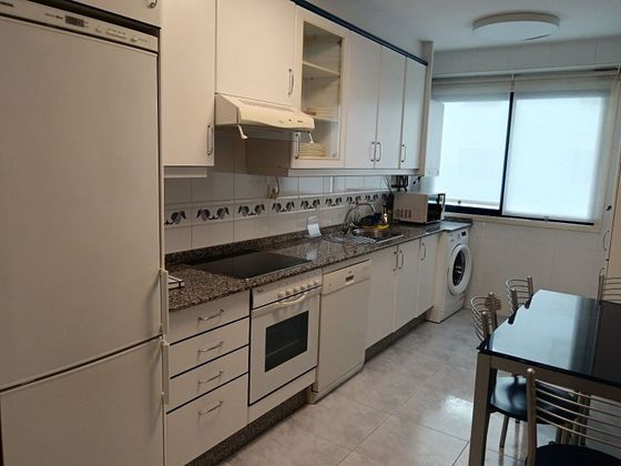 Foto 2 de Alquiler de piso en Riazor - Los Rosales de 2 habitaciones con garaje y muebles