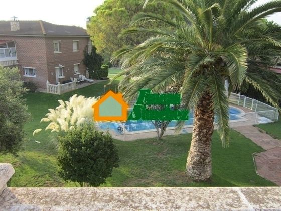 Foto 1 de Xalet en venda a calle Octubre de 10 habitacions amb terrassa i piscina