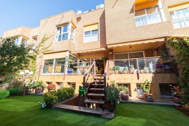 Foto 1 de Casa en venda a calle Ruiseñores de 5 habitacions amb terrassa i piscina