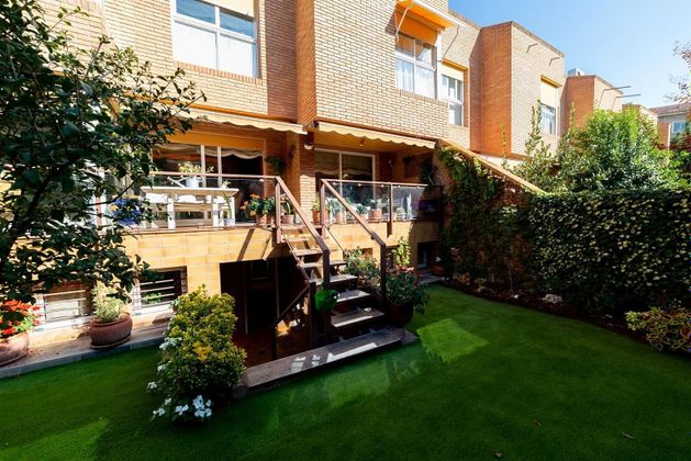 Foto 2 de Casa en venda a calle Ruiseñores de 5 habitacions amb terrassa i piscina