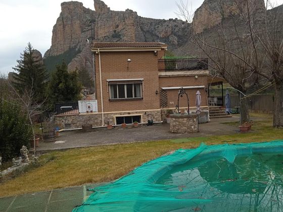 Foto 1 de Venta de casa en Albelda de Iregua de 4 habitaciones con terraza y piscina