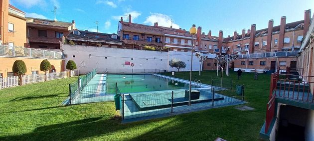 Foto 1 de Venta de dúplex en Villamediana de Iregua de 4 habitaciones con terraza y piscina