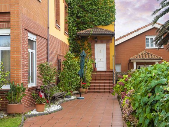 Foto 2 de Casa adossada en venda a Castrillón de 4 habitacions amb jardí i calefacció