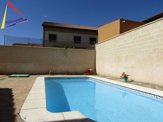 Foto 1 de Venta de casa en Hontanares de Eresma de 3 habitaciones con terraza y piscina