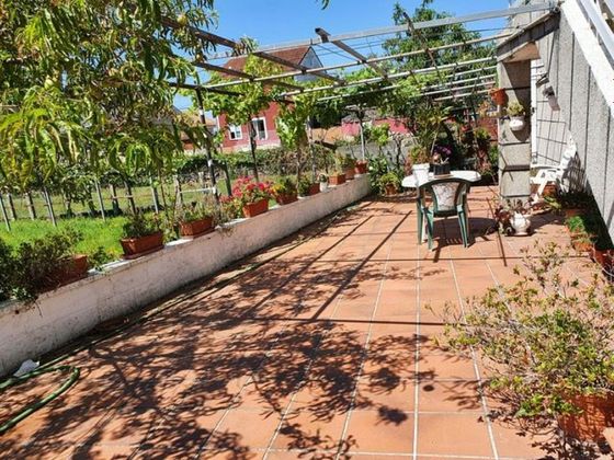 Foto 2 de Xalet en venda a Vilanova de Arousa de 4 habitacions amb terrassa i jardí