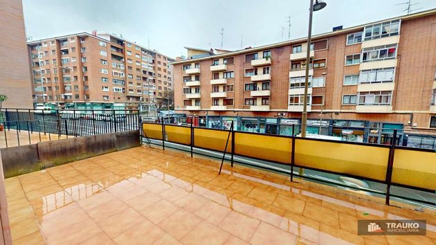 Foto 1 de Pis en venda a Barrio de Uribarri de 2 habitacions amb terrassa i calefacció