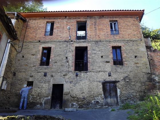 Foto 1 de Casa en venda a San Martín del Rey Aurelio de 4 habitacions amb jardí