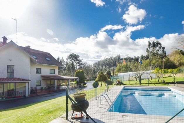 Foto 2 de Xalet en venda a Culleredo de 6 habitacions amb piscina i jardí