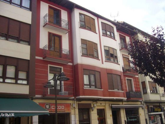 Foto 1 de Venta de piso en Gernika-Lumo de 3 habitaciones con terraza y calefacción