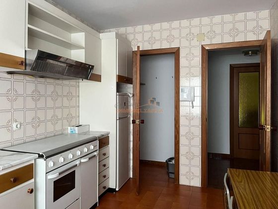 Foto 1 de Piso en venta en Piñeiros- Freixeiro de 3 habitaciones con terraza y calefacción