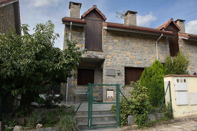 Foto 1 de Casa adossada en venda a calle San Grimien de 4 habitacions amb terrassa i garatge