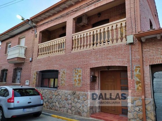 Foto 1 de Casa adossada en venda a Cazalegas de 4 habitacions amb terrassa i garatge