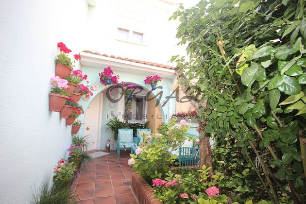 Foto 2 de Casa adossada en venda a calle Sefarad de 3 habitacions amb garatge i jardí