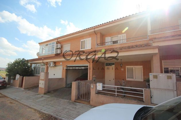 Foto 2 de Casa adossada en venda a calle Lavanda de 4 habitacions amb terrassa i garatge