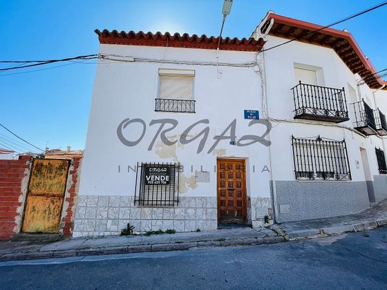 Foto 1 de Casa adossada en venda a plaza Miguel Fleta de 4 habitacions amb calefacció