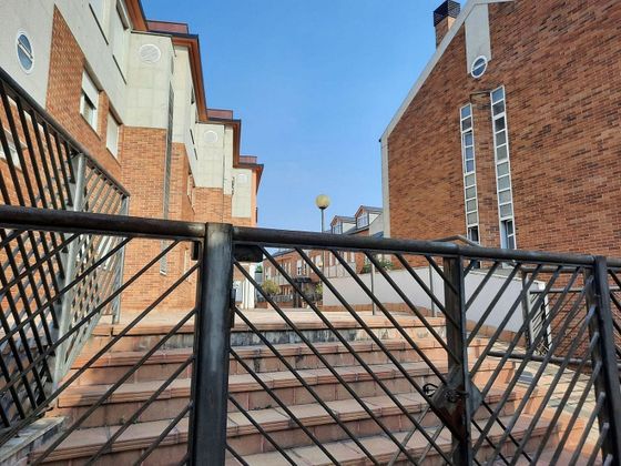 Foto 2 de Casa adossada en venda a avenida Galicia de 3 habitacions amb terrassa i piscina