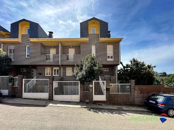 Foto 1 de Casa adosada en venta en calle Campas de 4 habitaciones con terraza y piscina