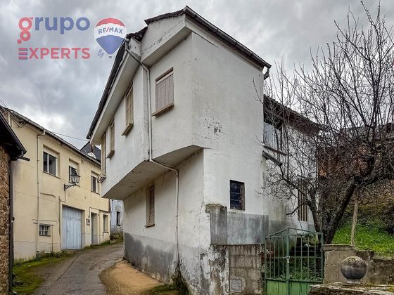 Foto 1 de Casa en venda a calle Gabino Cobos de 4 habitacions amb jardí i calefacció