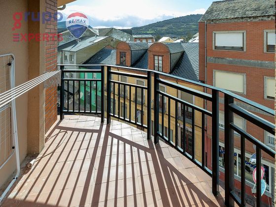 Foto 2 de Piso en venta en avenida Santalla de Oscos de 3 habitaciones con terraza y garaje